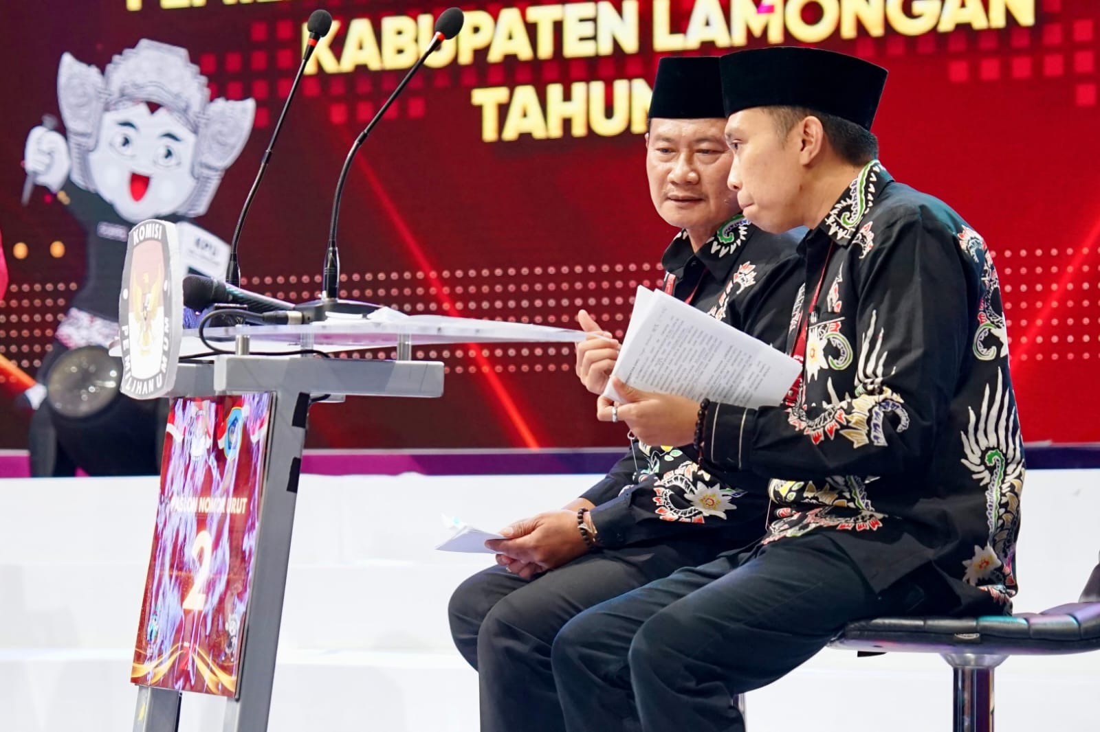 KOMBINASI SEMPURNA: Cabup dan cawabup Lamongan nomor urut dua, Yes-Dirham berdiskusi pada materi yang akan dipaparkan.&nbsp;