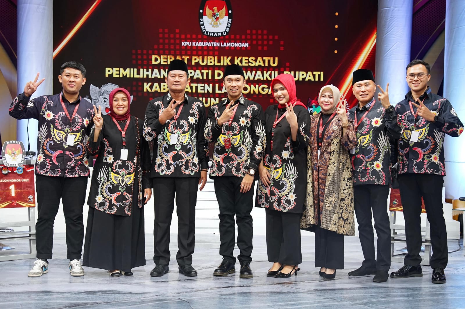 PENYEMANGAT: Yes-Dirham berfoto bersama istri dan keluarga usai debat.&nbsp;