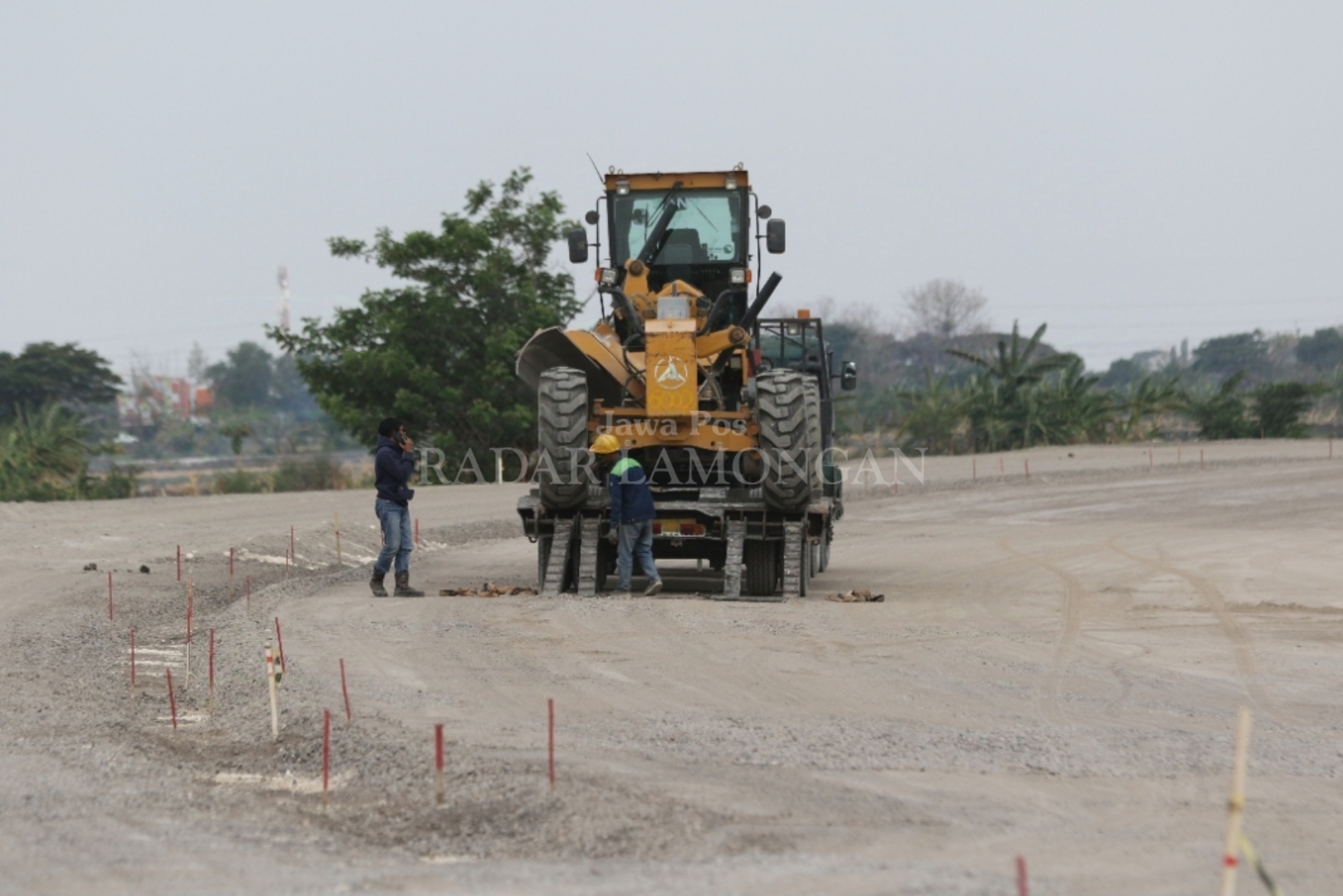 KEJAR TARGET: Pengerjaan proyek jalur lingkar utara (JLU) terus dikebut, agar memenuhi target selesai akhir tahun ini.&nbsp;(Anjar D. Pradipta / Radar Lamongan)