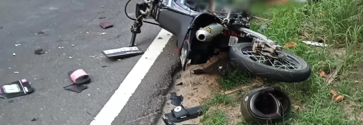 RUSAK PARAH: Motor Honda CRF setelah kecelakaan di jalan provinsi jalur Ploso &ndash; Babat, Desa Sukodadi, Kecamatan Kabuh, Jombang. (Achmad RW/Radar Jombang)