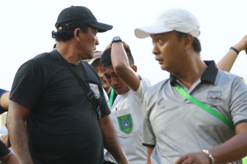 Perangkat pertandingan melindungi kepala saat akan memasuki lorong Stadion Tuban Sport Center (TSC) usai memimpin pertandingan Persela vs Rans Nusantara (Anjar D. Pradipta / Radar Lamongan)