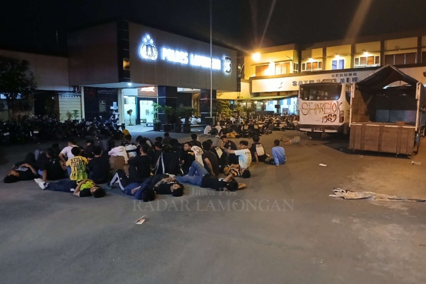 Beberapa kelompok suporter diamankan di Mapolres Lamongan, Senin (28/10) malam untuk diminintai keterangan atas kejadian pengeroyokan di Kecamatan Babat (Anjar D. Pradipta / Radar Lamongan)