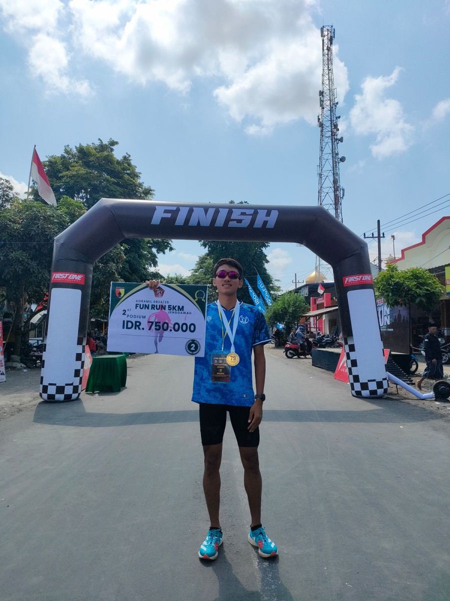 FINISH KEDUA: Nalendra menunjukkan penghargaan yang diraihnya pada fun run lari 5k HUT TNI di Jember. (IST/RDR.LMG)