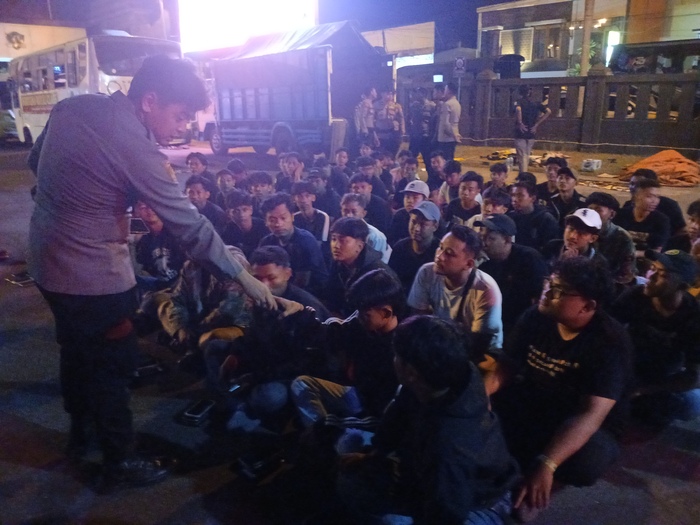 DIKUMPULKAN: Pendukung Gresik United di Mapolres Lamongan Senin malam. (ANJAR DWI PRADIPTA/RDR.LMG)