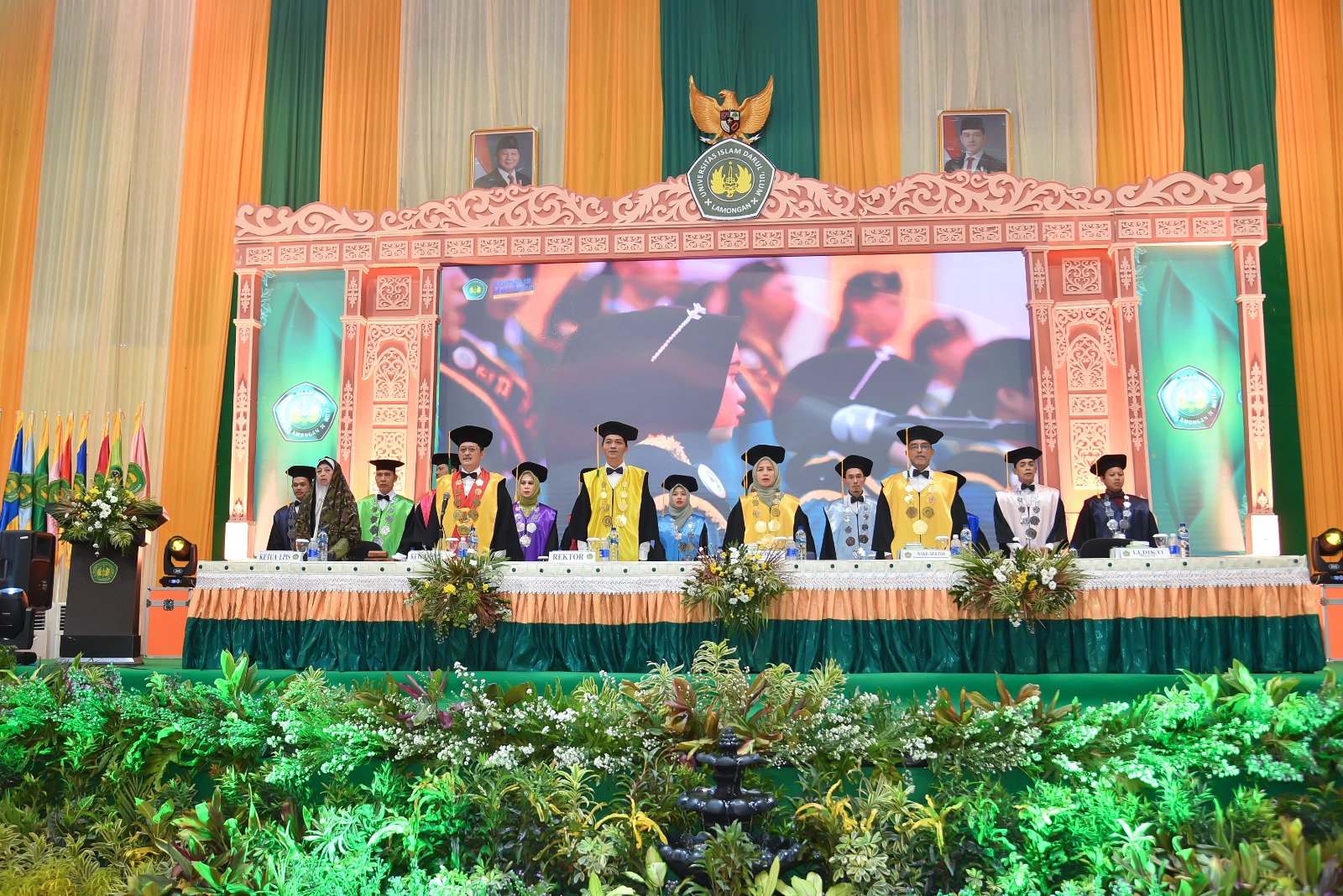 BERLANGSUNG KHIDMAD : Jajaran Rektorat Unisda Lamongan resmi mewisuda sarjana dan pascasarjana di gedung Sabudga Unisda kmren (26/10)