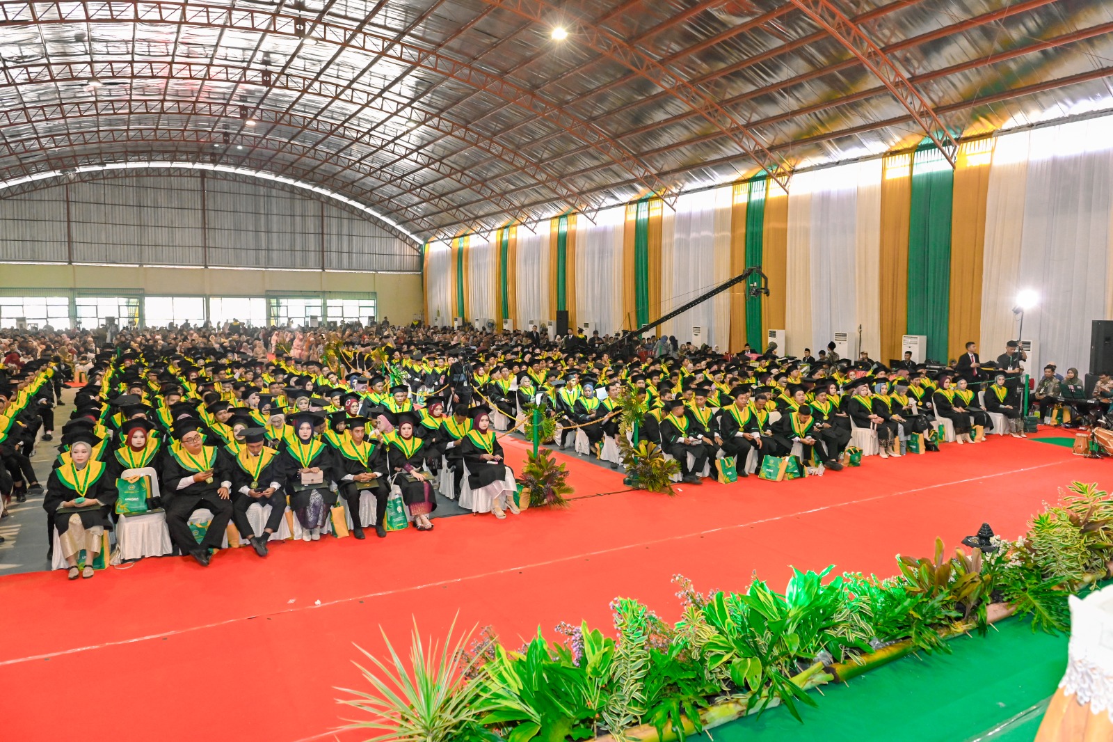 SUMRINGAH : Para peserta wisuda Unisda Lamongan  bangga telah berhasil menyelesaikan studinya dan sah menyandang gelar sarjana dan magister.