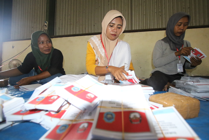KERAHKAN 260 PEKERJA: Penyortiran dan pelipatan kertas surat suara untuk Pilkada 2024. (ANJAR DWI PRADIPTA/RDR.LMG)