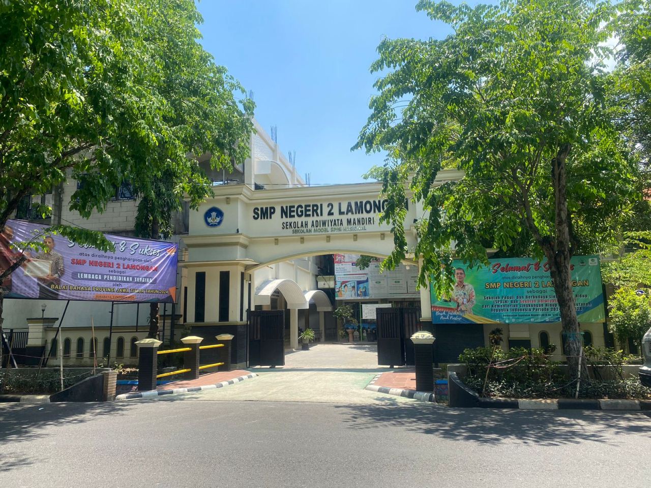 TERIMA BANTUAN DAK: Bagian depan SMPN 2 Lamongan. SMP negeri ini mendapatkan bantuan rehab toilet yang lebih ramah anak. (RIKA RATMAWATI/RDR.LMG)