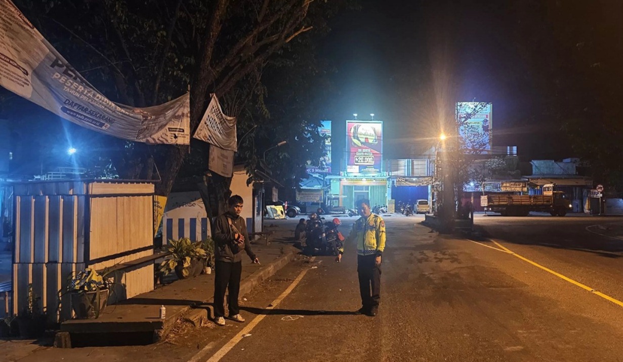 OLAH TKP LAKA SATU KORBAN TEWAS : Anggota Unit Laka Satlantas Polres Gresik saat melakukan olah TKP kecelakaan di Jalan Raya Desa Morowudi Kecamatan Cerme, Kabupaten Gresik (Yudhi Radar Gresik )