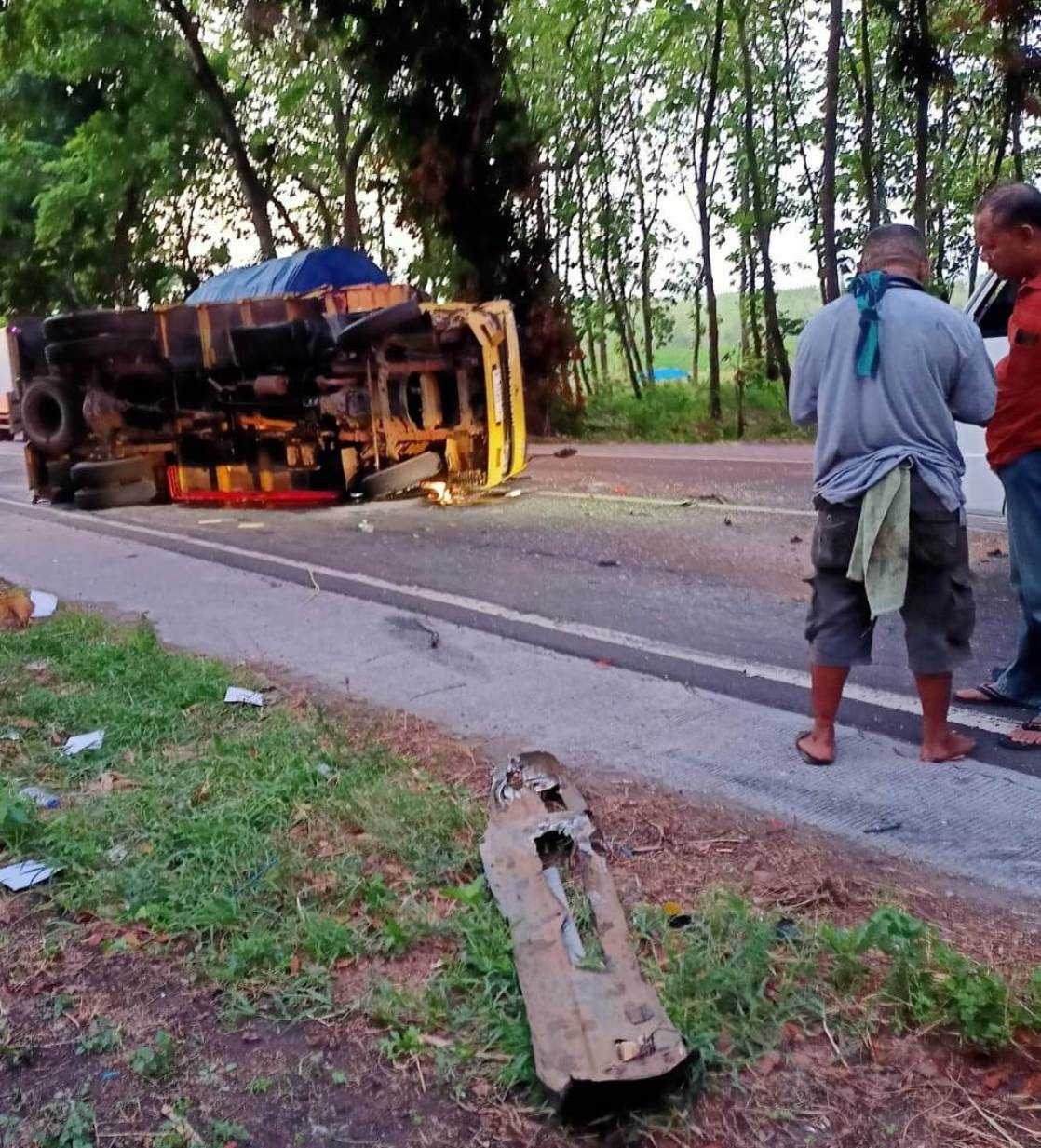 MAKAN JALAN RAYA: Kondisi truk yang terguling setelah bertabrakan dengan pikap. (IST/RDR.LMG)