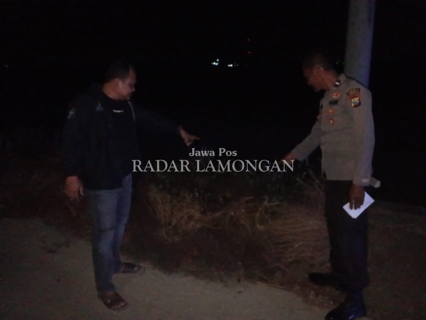 CEK KE LOKASI KEJADIAN: Polisi yang mendatangi tempat kejadian Yovita Asriningtiyas dirampas mobilnya. (IST/RADAR LAMONGAN)