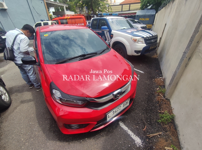 DIBAWA KE MAPOLRES: Honda Brio yang dilaporkan dirampas ditemukan di wilayah Kabupaten Gresik. (ANJAR DWI PRADIPTA/RDR.LMG)