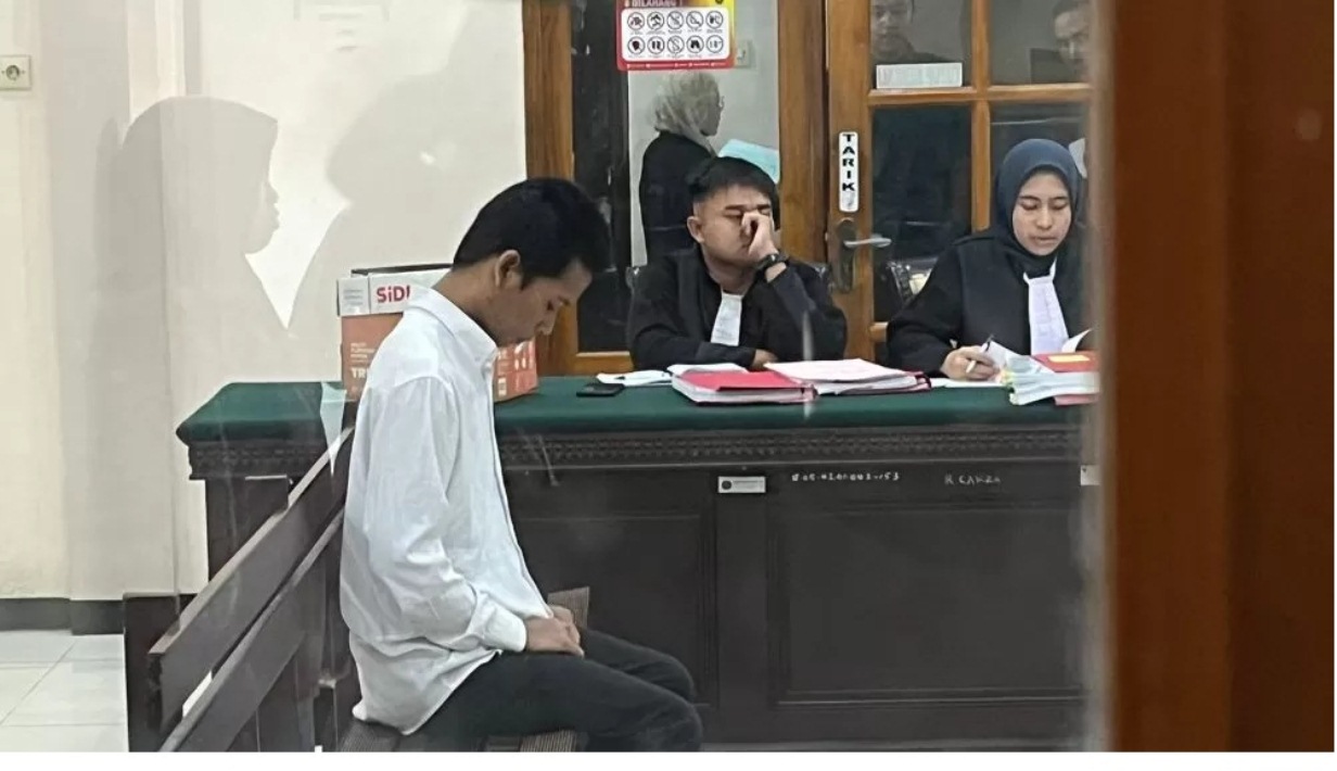 TINGGAL PENYESALAN: Terdakwa Abdul Wahab tampak tertunduk selama majelis hakim PN Mojokerto membacakan amar putusan, kemarin (5/11). (martda/jprm)