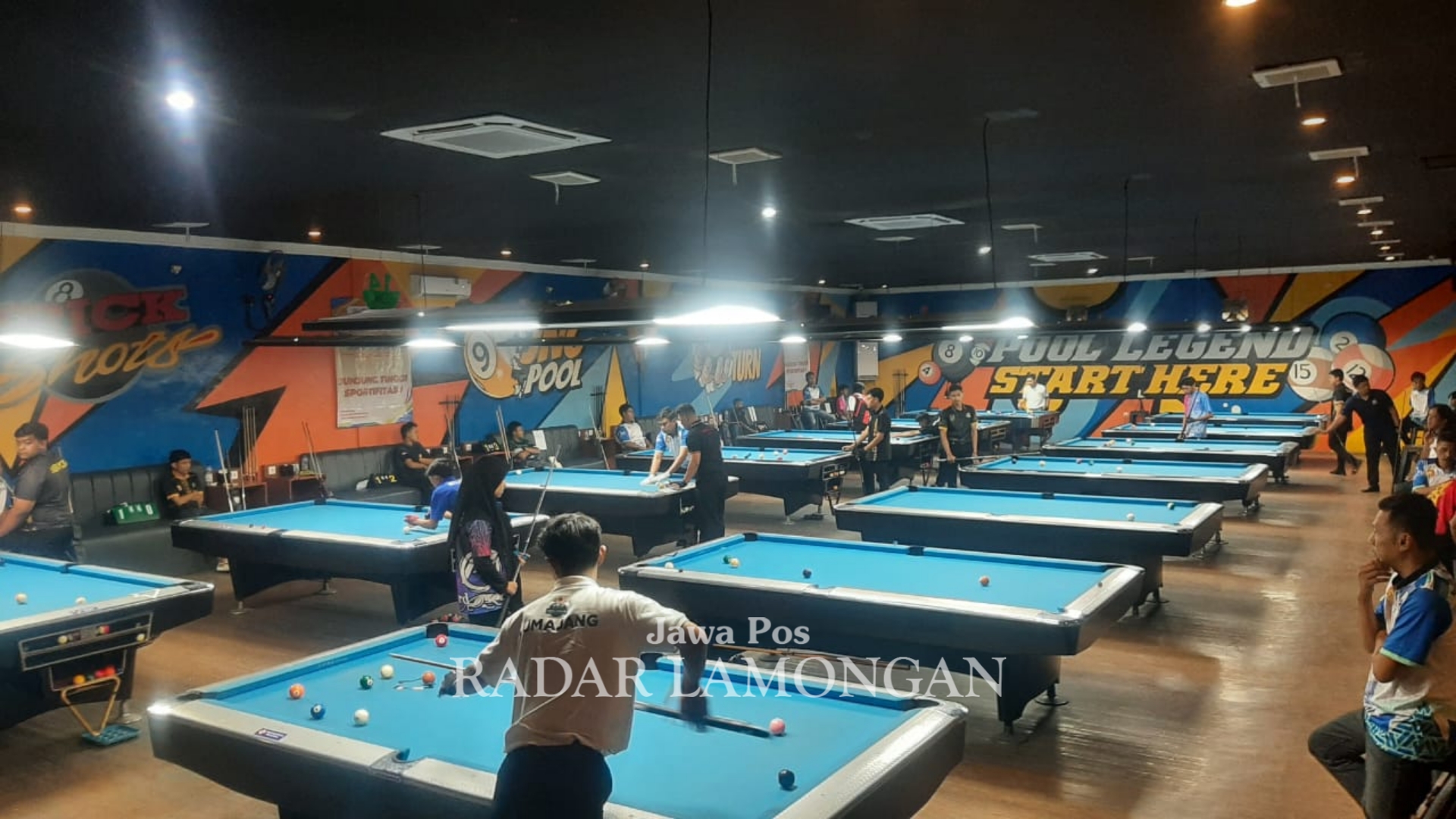 BERSAING: Atlet biliar yang mengikuti kejurprov. (IST/RADAR LAMONGAN)