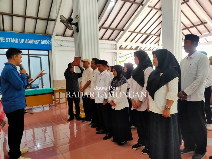 DILANTIK DI KELURAHAN/DESA: Salah satu kegiatan pelantikan petugas KPPS. Di Lamongan, total ada 14.511 petugas KPPS yang dilantik.  (IST/RADAR LAMONGAN)