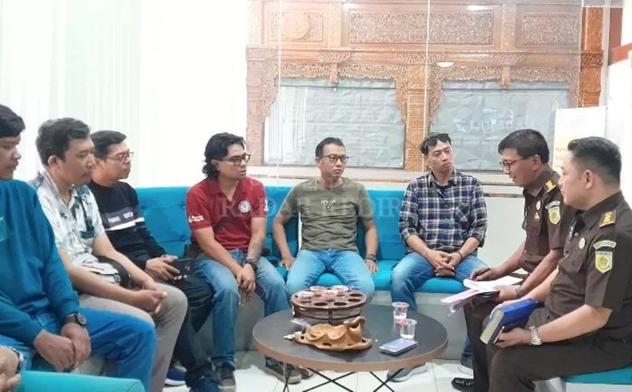 CARI DATA: Tim Kejaksaan Negeri (Kejari) Kota Kediri. (EMILIA SUSANTI/JPRK)