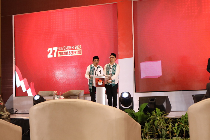SIAP KERJA KERAS: Pasangan Bagus saat mengikuti debat publik kedua di Surabaya.