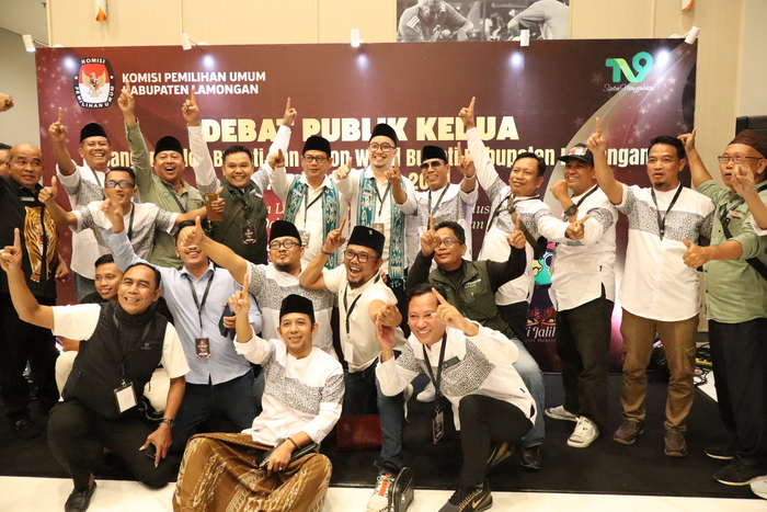 SATU TUJUAN:  Tim Kemenangan Pasangan Bagus foto bersama Calon Bupati dan Calon Wakil Bupati Lamongan, H Abdul Ghofur dan Firosya Shalati.