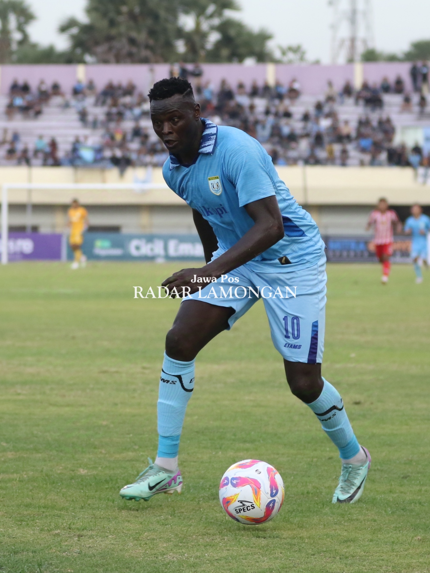 JADI TUMPUAN: Striker asing Persela Ezechiel Ndouasel diharapkan bisa mencetak gol ke gawang Gresik United besok sore. (ANJAR DWI PRADIPTA/RDR.LMG)