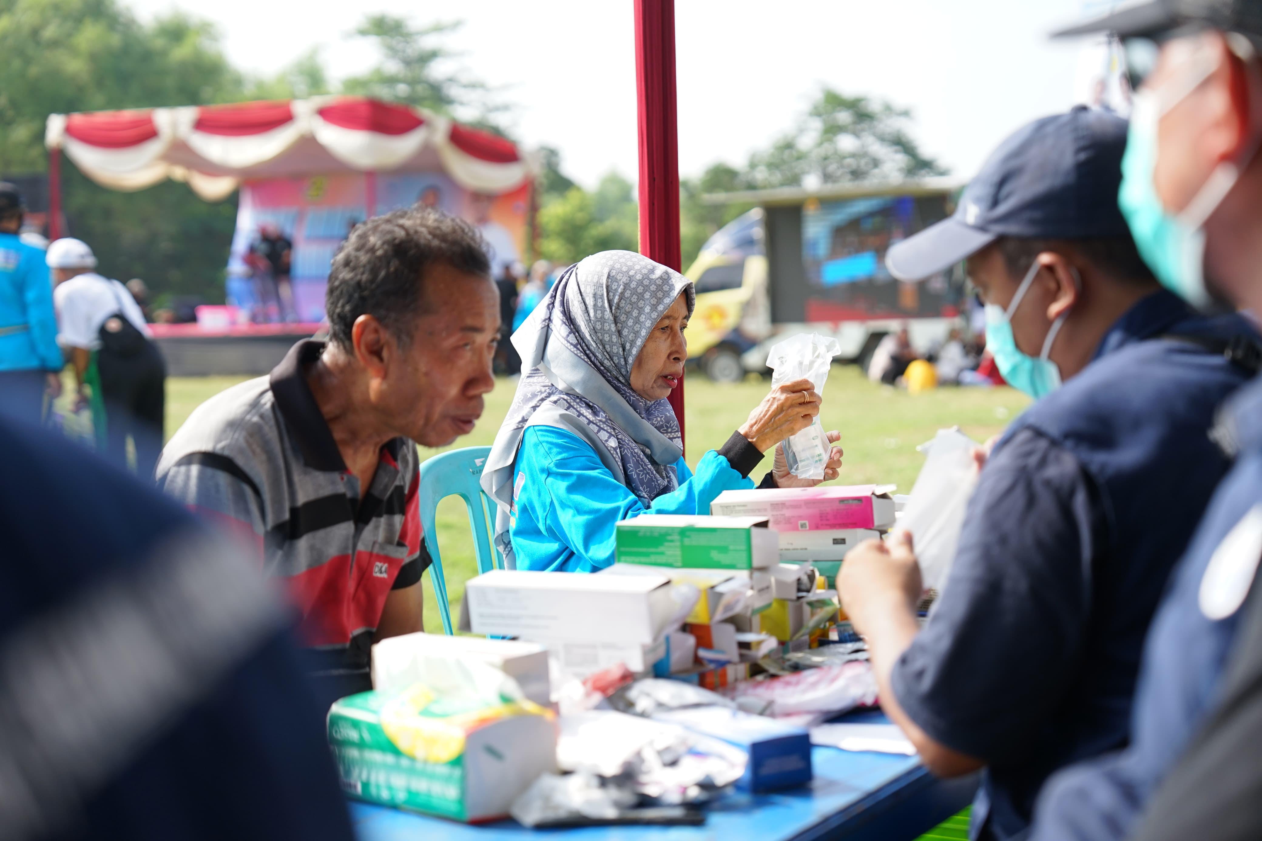 PELAYANAN: Terdapat juga pengobatan gratis bagi masyarakat. Ini menjadi komitmen Yes-Dirham dalam memberikan pelayanan kepada masyarakat.