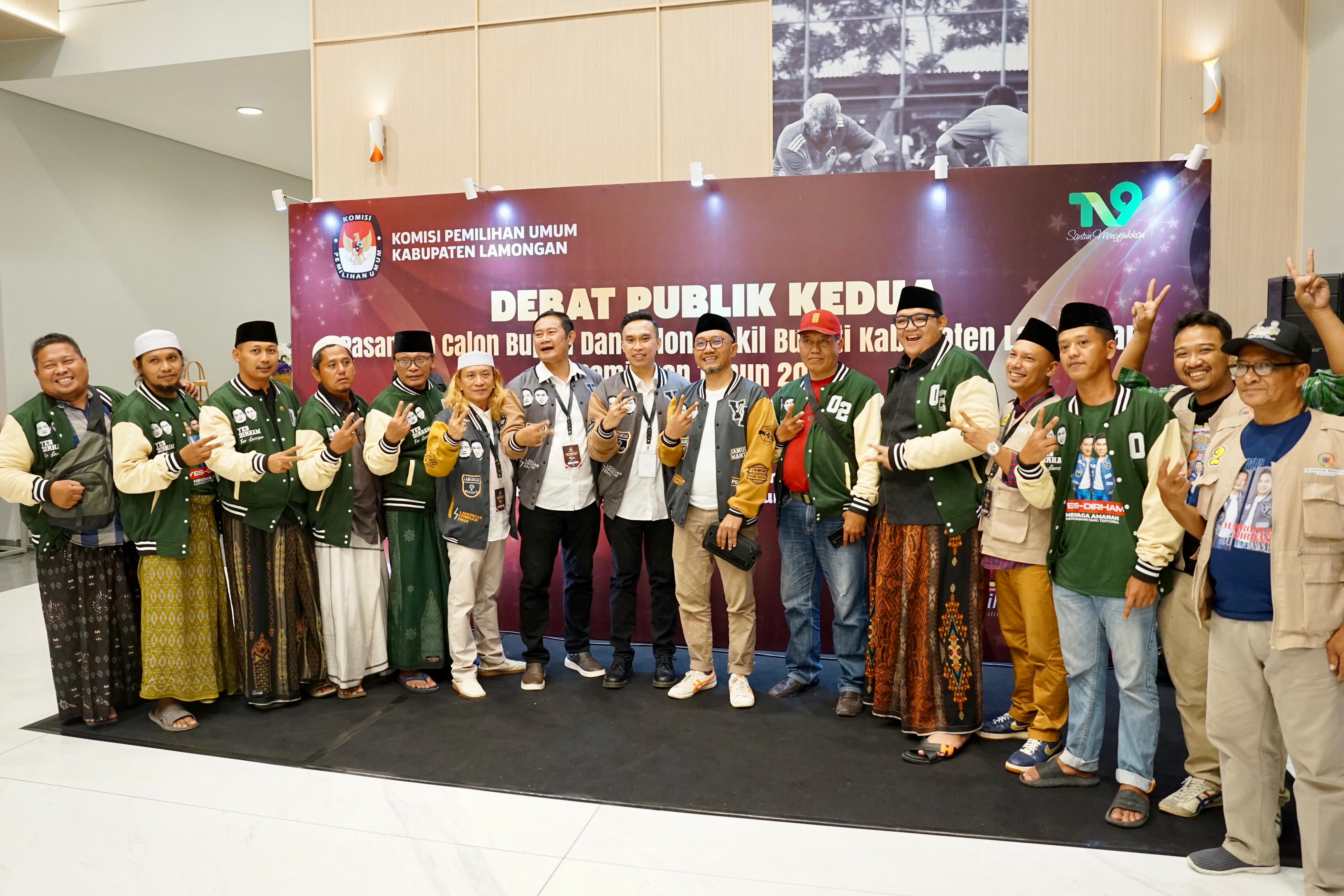 SOLID : Pasangan Yes-Dirham berpose bersama para pendukung dan relawan dari berbagai element masyarakat usai debat publik kedua.