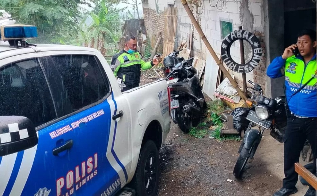 DIAMANKAN: Petugas Unit Laka Satlantas Polres Mojokerto mengamankan motor korban dari lokasi, Minggu (10/11). (dok relawan for JPRM)
