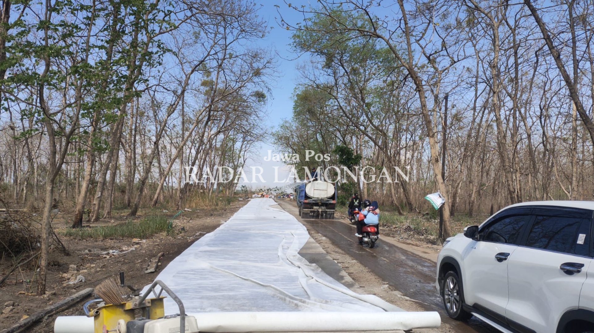 BARU SATU SISI: Perbaikan jalan Mantup &mdash; Sambeng dilakukan dengan cara pengecoran. Butuh waktu untuk mengeringkan cor.  (IST/RADAR LAMONGAN)