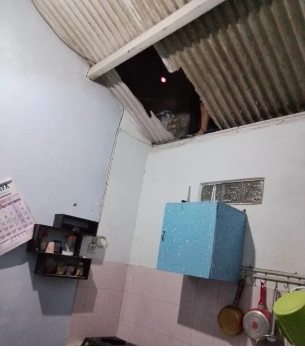 RUSAK: Kondisi atap rumah warga Desa Kepatihan, Kecamatan Jombang yang rusak. (RADAR JOMBANG)