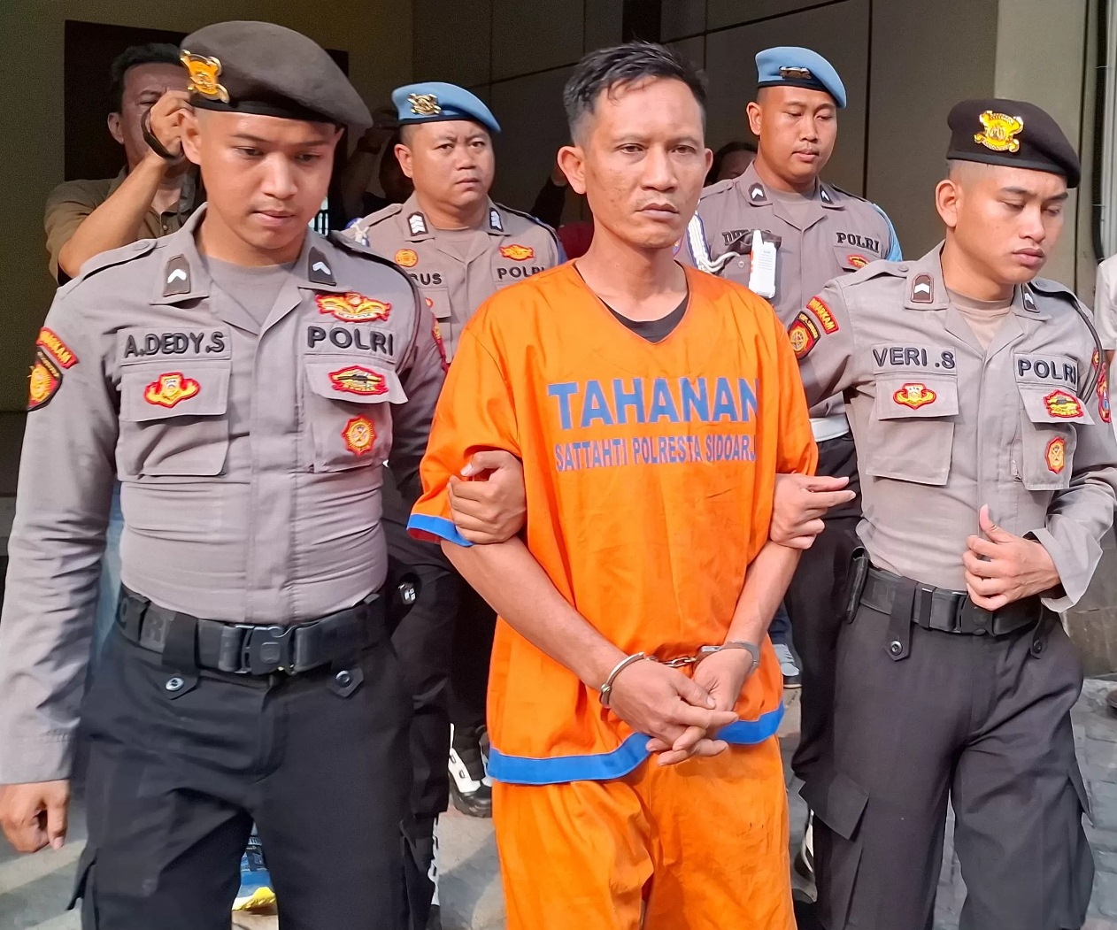 TEGA MEMBUNUH ISTRI: Miftakhul Huda saat berada di Mako Polresta Sidoarjo, Senin (11/11). (DIKY PUTRA SANSIRI/RADAR SIDOARJO)