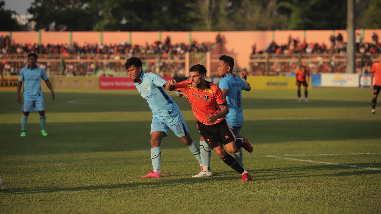BAKAL BERTEMU KEMBALI : Meski beda kasta Persela dan Persibo dijadwalkan bertemu kembali pada laga uji coba yang diagendakan oleh kedua manajemen tim.(DOKUMEN RADAR BOJONEGORO)