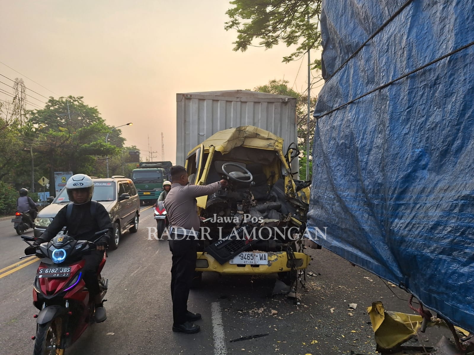 RUSAK: Kondisi bagian depan truk boks yang menabrak bagian belakang tronton kemarin. (GAMAL A/RADAR LAMONGAN)