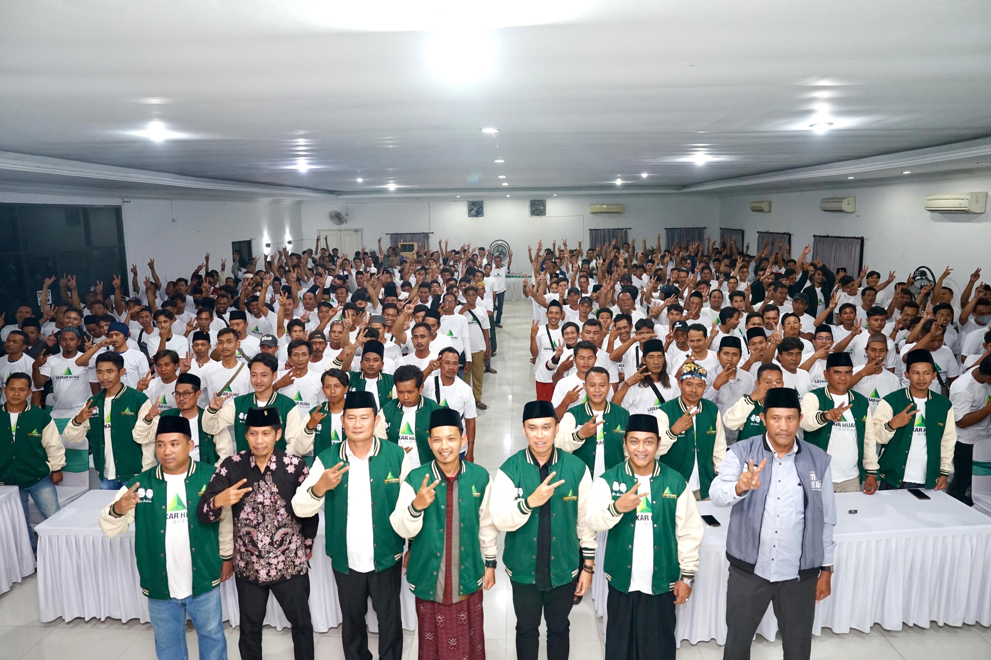 KOMITMEN BERSAMA: Penyematan jaket Laskar Hijau kepada Yes-Dirham oleh Ketua Relawan Laskar Hijau Lamongan, Ahmad Idzom Ubaidillah (Ahmad Asif/ Radar Lamongan)