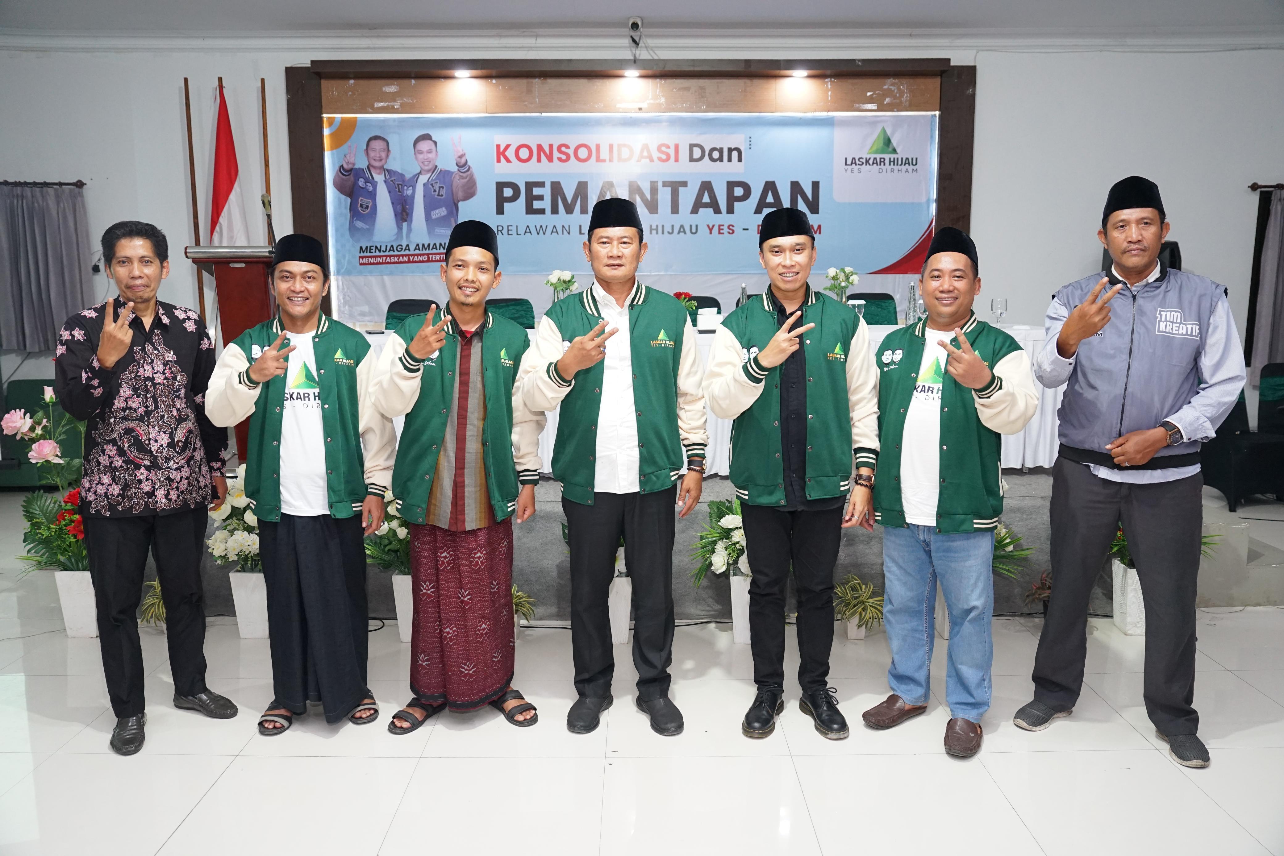 DAPAT DUKUNGAN PENUH: Yes-Dirham foto bersama dengan relawan Laskar Hijau setelah deklarasi.&nbsp;(Ahmad Asif / Radar Lamongan)
