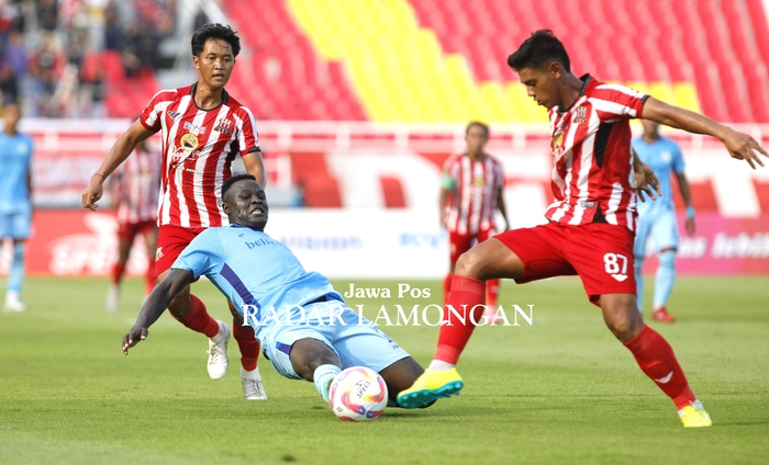 JADI PAHLAWAN TIM LAGI: Striker asing Persela, King Eze, saat dikawal pemain Deltras di Gelora Delta Sidoarjo kemarin. Dia menciptakan dua gol dan menghindarkan Persela dari kekalahan. (ANGGER BONDAN)