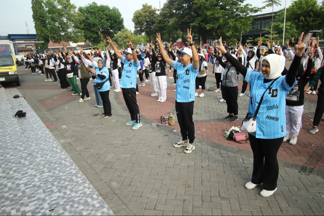 MERIAH: Pasangan Yes-Dirham melaksanakan kampanye sehat riang gembira yang diikuti ratusan masyarakat. (Anjar / Radar Lamongan)