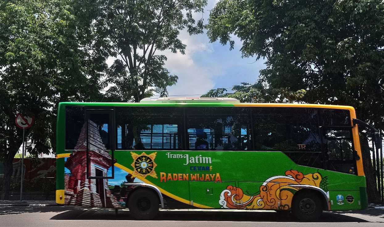 KURANG LIMA KORIDOR: Dengan adanya transportasi publik yang memadai, pergerakan ekonomi antarkawasan di Jatim bakal meningkat. (ANDY SATRIA/RADAR SURABAYA)