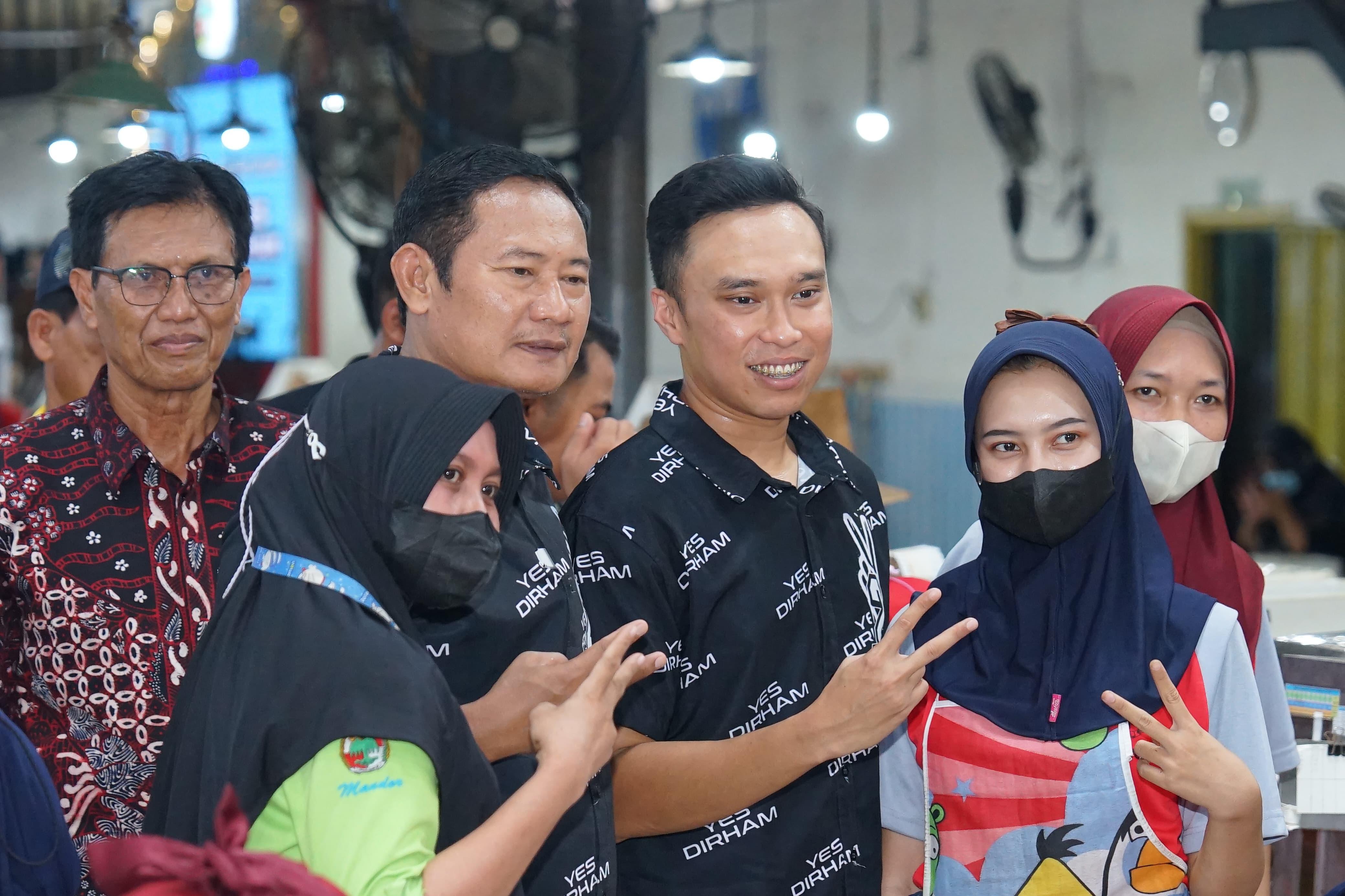 DEKAT DENGAN MASYARAKAT: Paslon Yes-Dirham meninjau secara langsung aktivitas karyawan/karyawati pabrik produksi rokok MPS KUD Tani Mulyo.