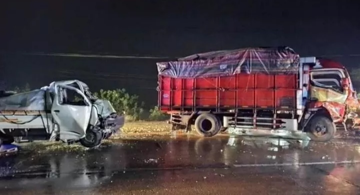 PIKAP VS TRUK : Kecelakaan di Jalan Raya Desa Tebaloan, Kecamatan Duduksampean, Kabupaten Gresik. (Yudhi Radar Gresik)