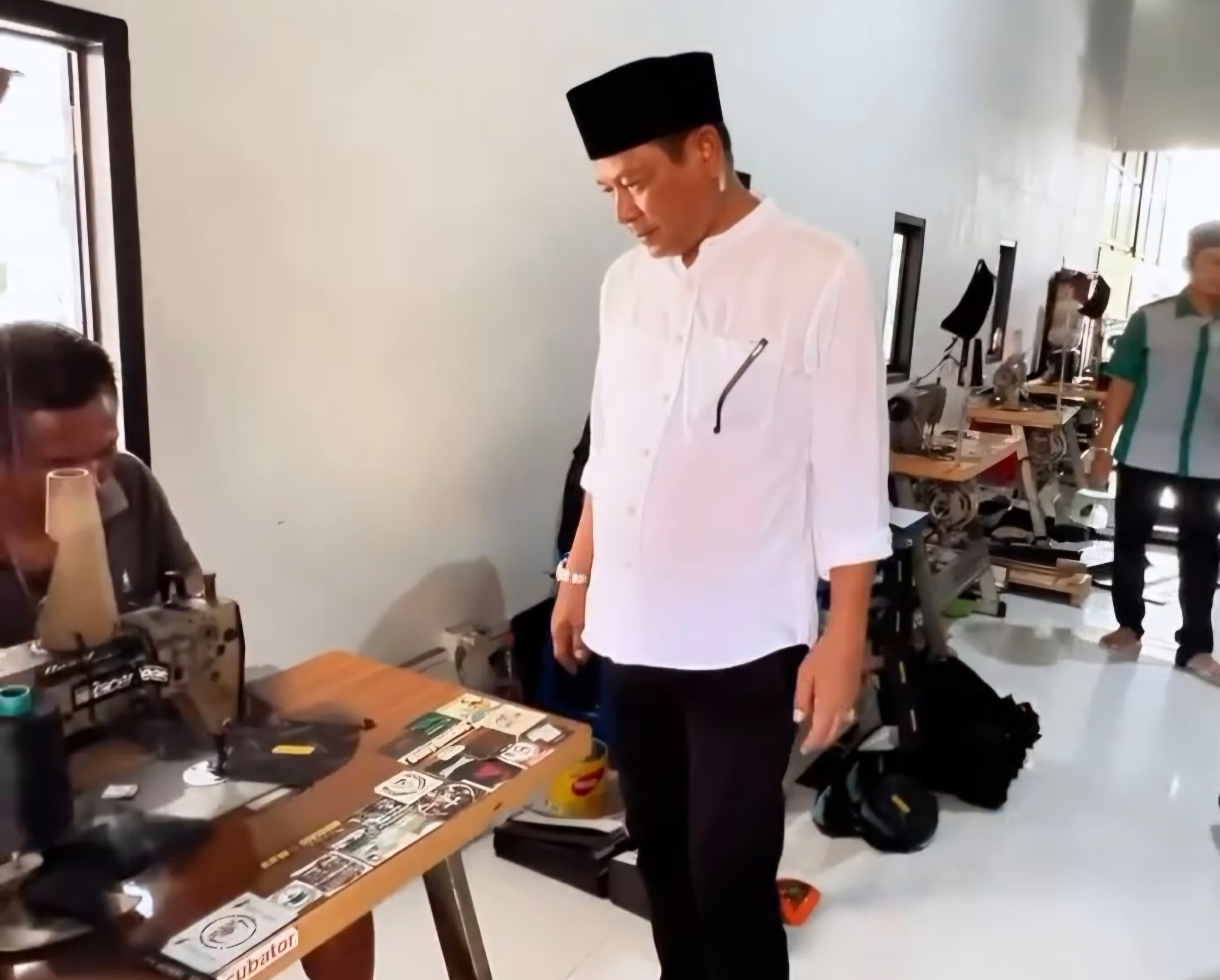 TURUN LANGSUNG: Cabup Lamongan nomor urut satu, H. Abdul Ghofur melihat secara langsung proses produksi UMKM kopiah di Desa Pengangsalan, Kecamatan Kalitengah.&nbsp;