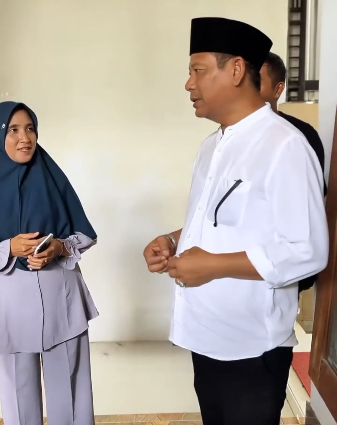 TAMPUNG MASUKAN: H. Ghofur bersama tim saat mendengarkan keluh kesah pelaku UMKM kopiah di Desa Pengangsalan, Kecamatan Kalitengah.&nbsp;