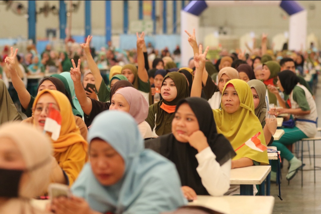 DUKUNGAN PENUH: Karyawan PT BMI mengacungkan dua jari sebagai tanda dukungan kepada pasangan Yes-Dirham.&nbsp;