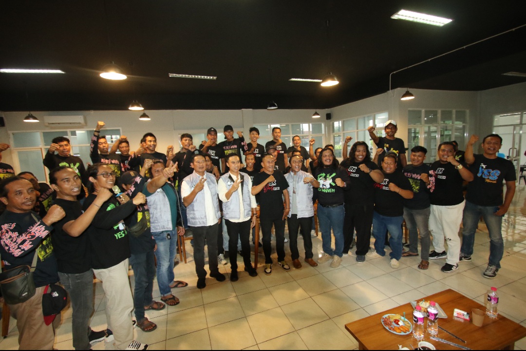 SOLID: Pasangan cabup dan cawabup nomor urut satu, Yes-Dirham foto bersama Relawan BK Yes Maneh. (Anjar D. Pradipta / Radar Lamongan)