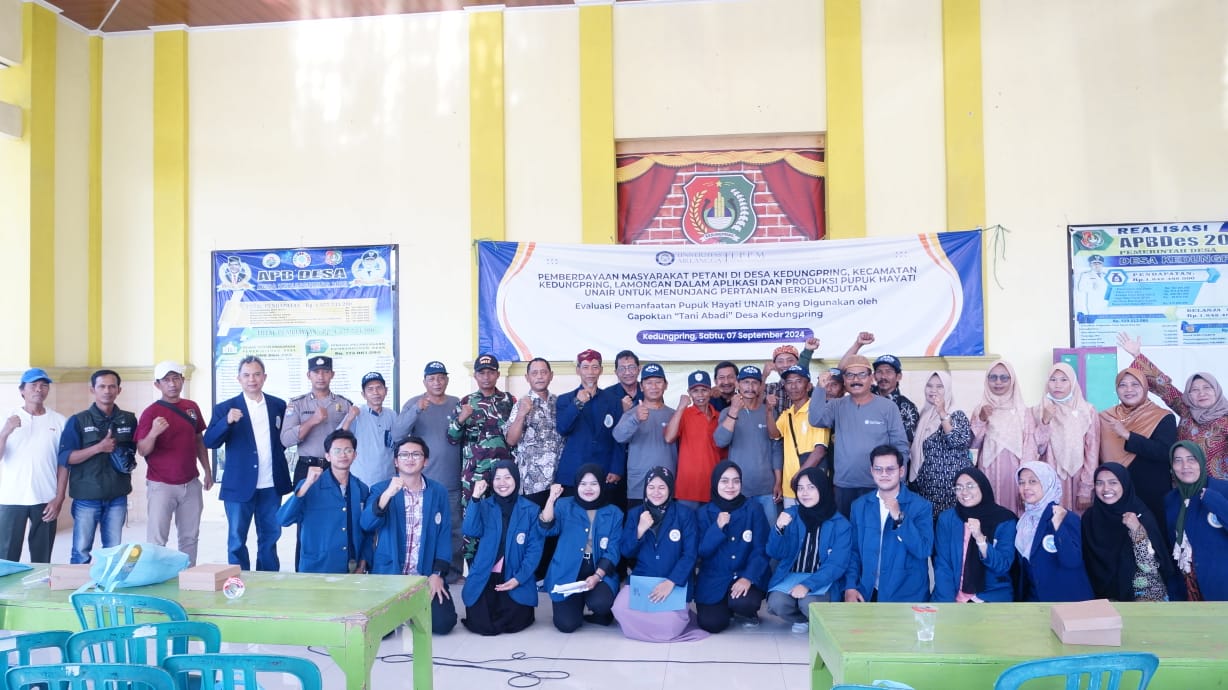 UNTUK KEPENTINGAN PETANI:  Kegiatan evaluasi pemanfaatan pupuk hayati UNAIR oleh petani Gapoktan Tani Abadi bersama Tim Pengabdian kepada Masyarakat Universitas Airlangga