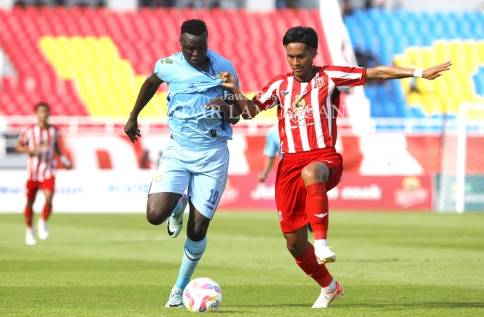TAK AKAN DILEPAS: Striker asing Persela Ezechiel Ndouasel saat berlaga melawan Deltras Sidoarjo. (ANGGER BONDAN - JAWA POS/RDR.LMG)