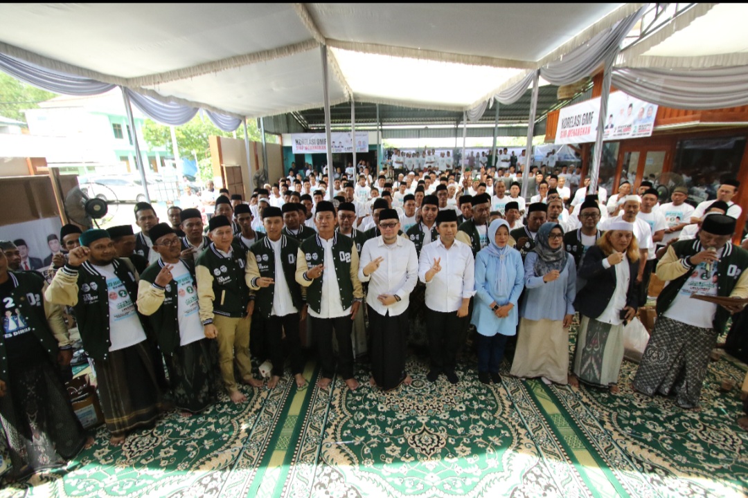 AKRAB: Paslon nomor urut dua bersama Gus Maksum dan H. Toni Hartono dalam acara Silaturhami dan Konsolidasi Korelasi GMF. (Anjar / Radar Lamongan)