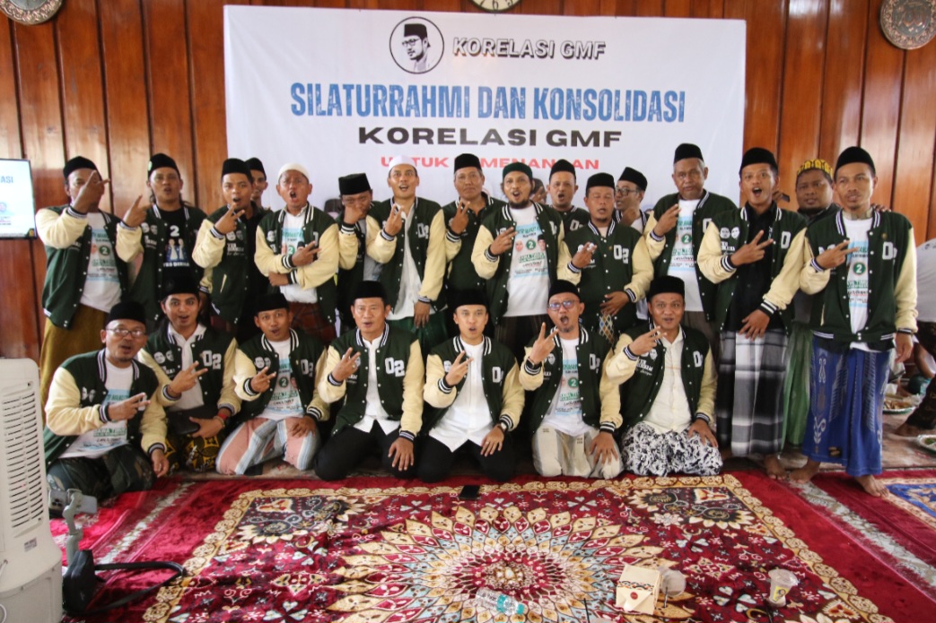 DUKUNG PENUH: Paslon Yes-Dirham foto bersama santri alumni Ponpes Langitan asal Lamongan yang tergabung dalam Korelasi GMF.