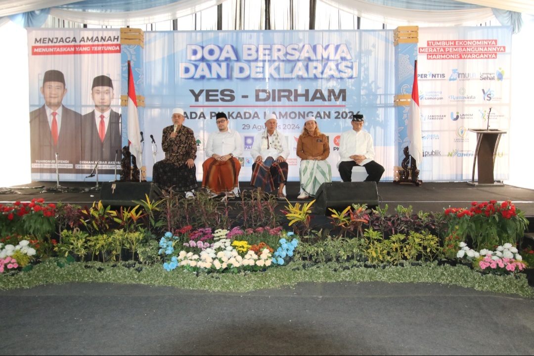 DOA MENGALIR: KH. Abdul Ghofur (kiri), Gus Maksum, KH. Maksum dari Sugio, KH. Imam Mahmudi, dan KH. Abdul Hakam Mubarok saat mendoakan kemenangan paslon Yes-Dirham.&nbsp;
