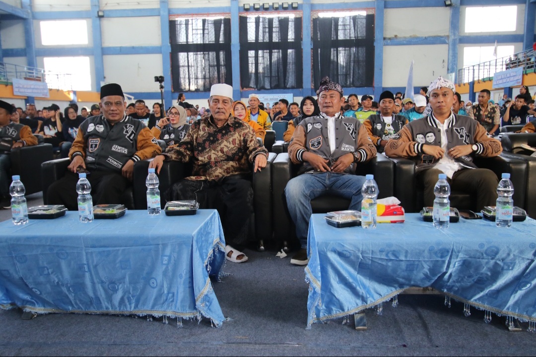 BERKOMITMEN: KH. Abdul Ghofur menginstruksikan santri dan alumni Ponpes Sunan Drajat memilih Yes-Dirham.&nbsp;