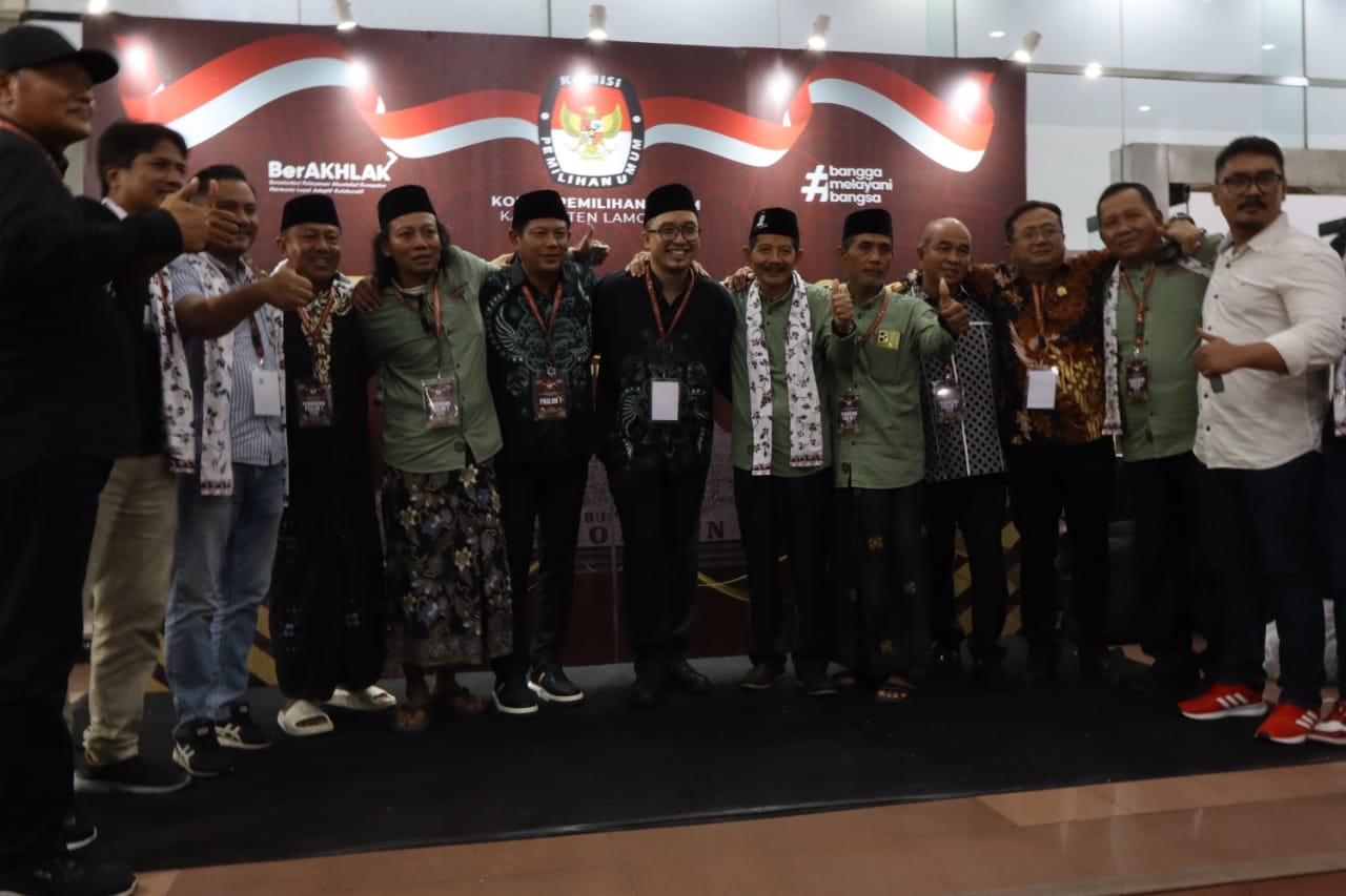 GEMBIRA BERSAMA: Pasangan Calon Bupati dan Wakil Bupati Lamongan, Abdul Ghofur dan Firosya Shalati, foto bersama dengan tim kemenangan. (IST/RADAR LAMONGAN)