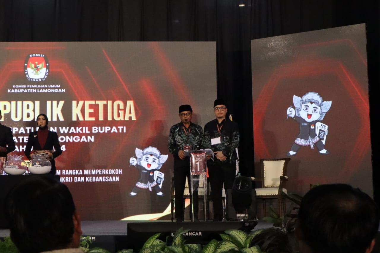 VISI DAN MISI BAGUS: Pasangan Calon Abdul Ghofur dan Firosya Shalati saat menyampaikan visi dan misi ke depan untuk Lamongan pada debat publik ketiga di Surabaya. (IST/RADAR LAMONGAN)